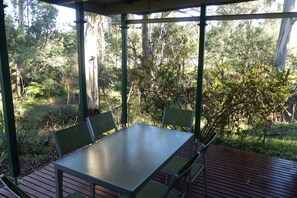 Outdoor dining - Creekside Cottage country escape, Rumbellara Farm (Yellingbo)