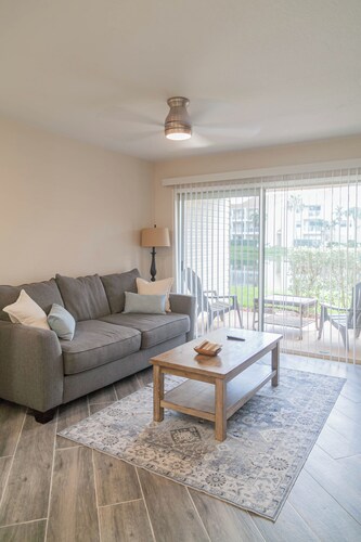 Cozy 1-bedroom condo in sunny Indialantic with AC, fitness room, WiFi