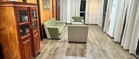 Apartment, 3 Bedrooms, Garden View | Ruang tamu