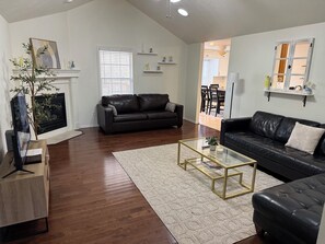 Una Smart TV, una chimenea, libros