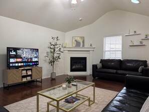 Una Smart TV, una chimenea, libros