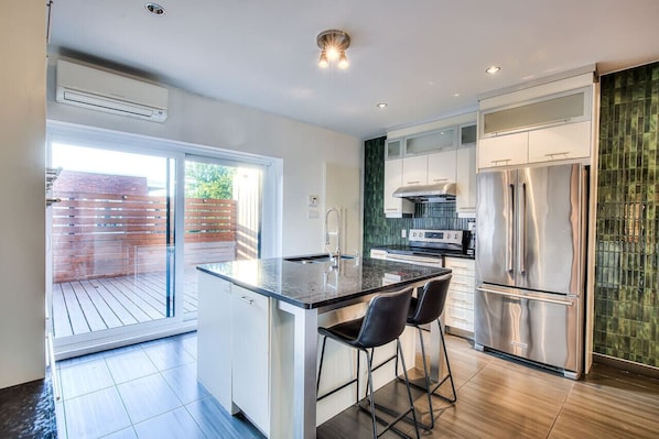 Réfrigérateur, micro-ondes, four, plaque de cuisson