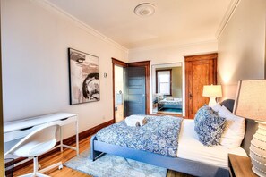2 bedrooms, desk, iron/ironing board, WiFi - Spacious 3BR in Downtown Montreal (Montréal)