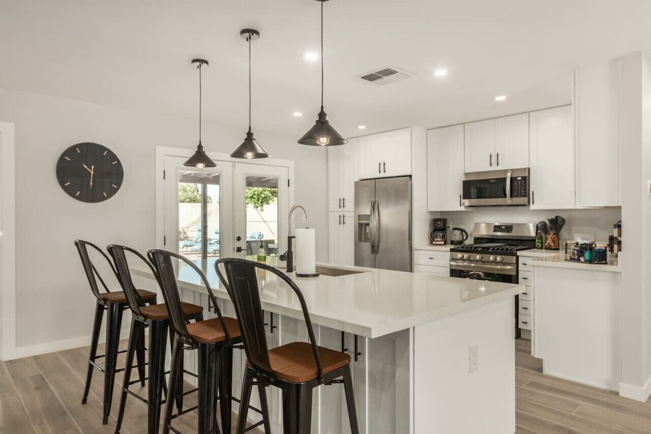 冷蔵庫、電子レンジ、オーブン、コンロ