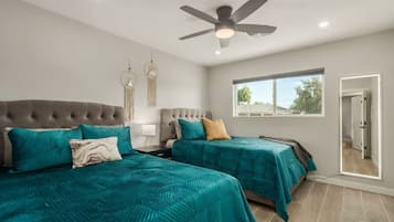 4 soverom, skrivebord, strykejern/-brett og reiseseng for barn