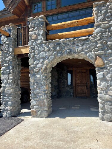 Big Timber Lodge, Ski in Ski Out home at Schweitzer Mountain, Sleeps 18