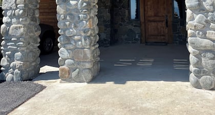 Big Timber Lodge, Ski in Ski Out home at Schweitzer Mountain, Sleeps 18