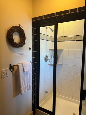 Shower, jetted bath, hair dryer, towels
