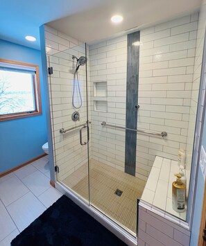 Dusche, Haartrockner, Handtücher, Seife