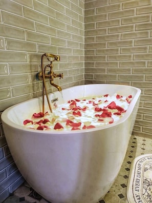 Deluxe Double Room, City View | Bathroom | Free toiletries, hair dryer, towels, soap - The Motuga Hostel Bangkok (Bangkok)