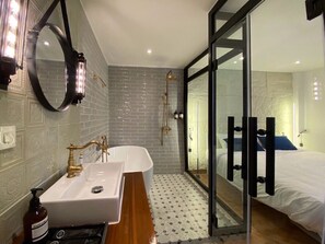 Deluxe Double Room, City View | Bathroom