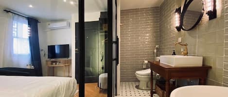 Deluxe Double Room, City View | Bathroom | Free toiletries, hair dryer, towels, soap