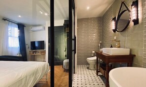 Deluxe tweepersoonskamer, uitzicht op stad | Badkamer | Gratis toiletartikelen, een haardroger, handdoeken, zeep