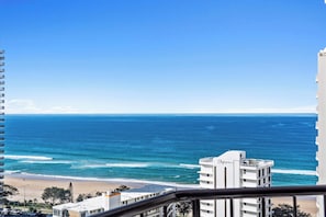 Beach nearby - Surfers Apmnt 2 Beds Stunning Ocean Views (Surfers Paradise)