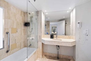 Douche, sèche-cheveux, serviettes fournies