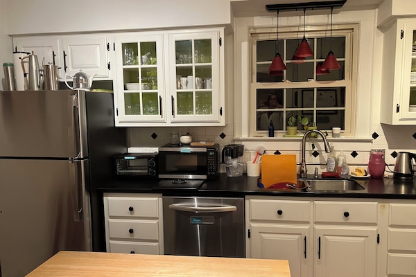 Kjøleskap, mikrobølgeovn, ovn og kokeplater