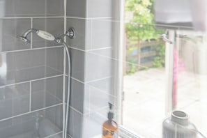 Bathroom - Cosy 2BD Cottage Near Daylesford (Chipping Norton)