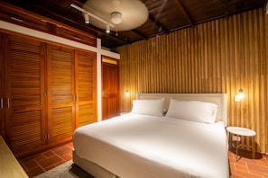 5 bedrooms, in-room safe, free WiFi, bed sheets