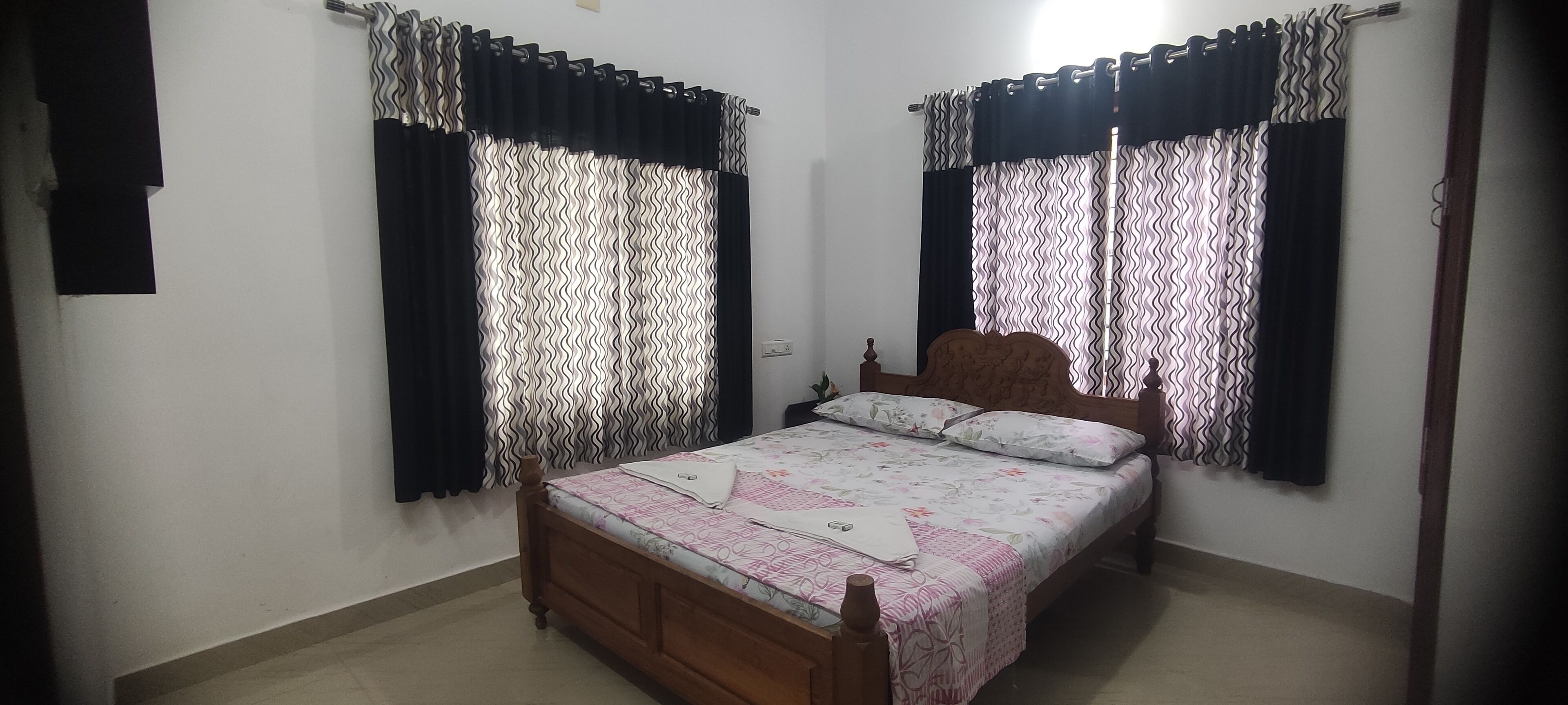 1 bedroom, desk, WiFi, bed sheets