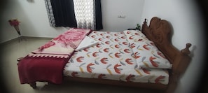 1 bedroom, desk, WiFi, bed sheets