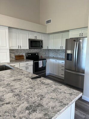 Kjøleskap, mikrobølgeovn, ovn og kokeplater