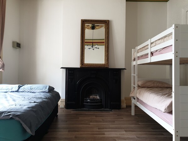 Family Quadruple Room with Shared Bathroom, Multiple Beds, Non Smoking. | Individually furnished, free WiFi, wheelchair access - Fitzroy Private Rooms @ 132 Nicholson Homestay (Fitzroy)