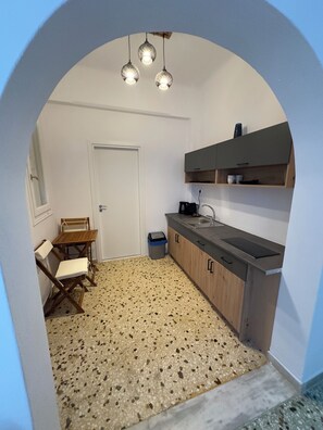 Fridge, coffee/tea maker, cookware/dishes/utensils, dining tables - Selini KHORA (Mikonos)