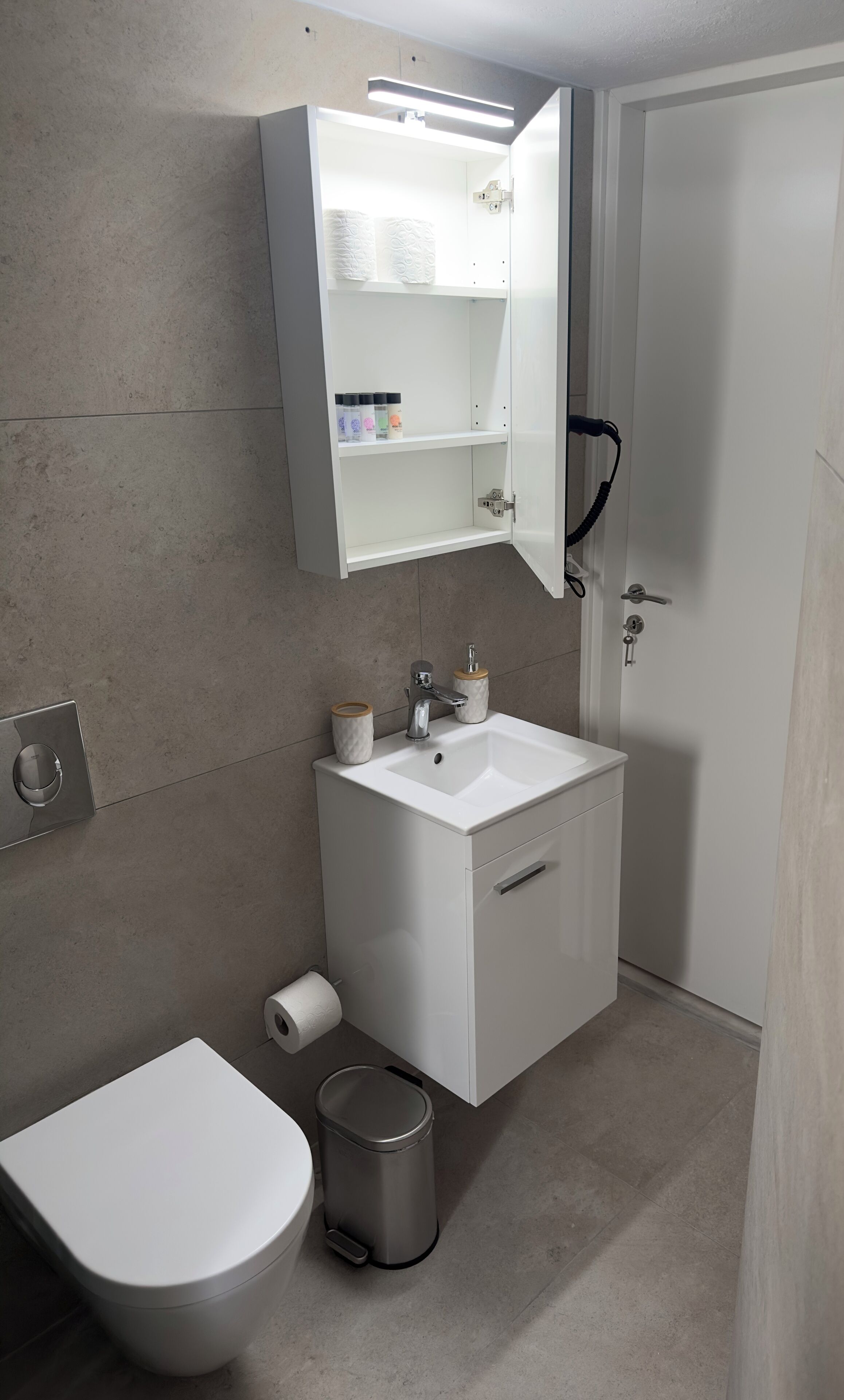 淋浴设施、吹风机、毛巾、肥皂