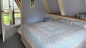 3 bedrooms, desk, iron/ironing board, free WiFi