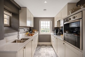 Køleskab, mikrobølgeovn, ovn, brødrister