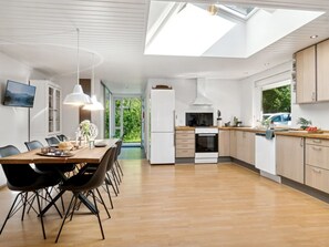 Kühlschrank, Mikrowelle, Geschirrspüler, Kochgeschirr/Geschirr/Besteck