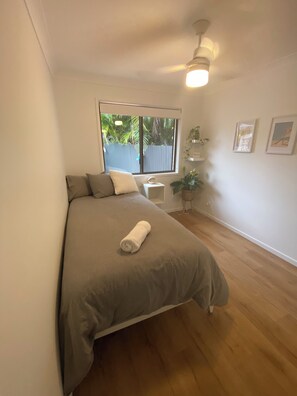 4 bedrooms, desk, iron/ironing board, WiFi - Pet Friendly Coastal Cottage 5 minutes from the beach (Cudgen)
