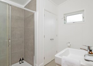 Bathroom - 1 bedroom accommodation in Newbury (Newbury)