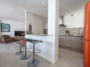 KĂŒhlschrank, Mikrowelle, Ofen, GeschirrspĂŒler