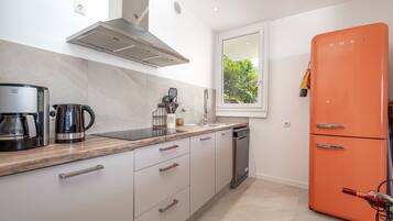 Een koelkast, een microgolfoven, een oven, een vaatwasser