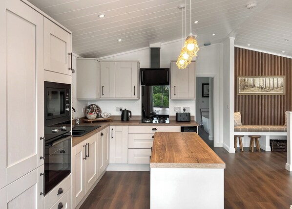 Fridge, oven, stovetop, toaster - Escape to a luxurious one-bedroom lodge designed exclusively for couples. (Chipping)