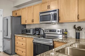 Geladeira, micro-ondas, fogão, cooktop