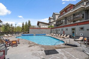 Pool - 1200sqft 3BR/2BT + Hot Tub & Pool | Sleeps 10 (Canmore)