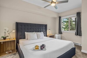 3 bedrooms, desk, iron/ironing board, WiFi - 1200sqft 3BR/2BT + Hot Tub & Pool | Sleeps 10 (Canmore)