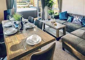 Dining - Whimbrel Lakeside Lodge (Laceby)