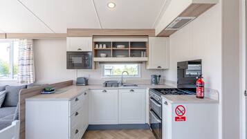 Kjøleskap, ovn, kokeplater og brødrister