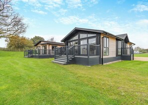 Exterior - Family friendly lodge. (Swinethorpe, Nr Lincoln)