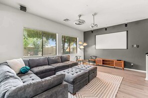 Living area - Beautiful Vacation Home Near Goodyear Attractions (Goodyear)