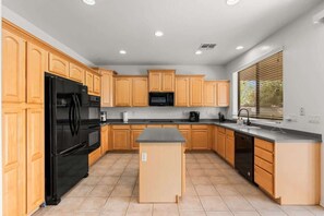 Dishwasher - Beautiful Vacation Home Near Goodyear Attractions (Goodyear)