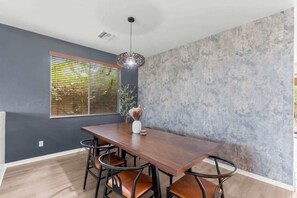 Dining - Beautiful Vacation Home Near Goodyear Attractions (Goodyear)