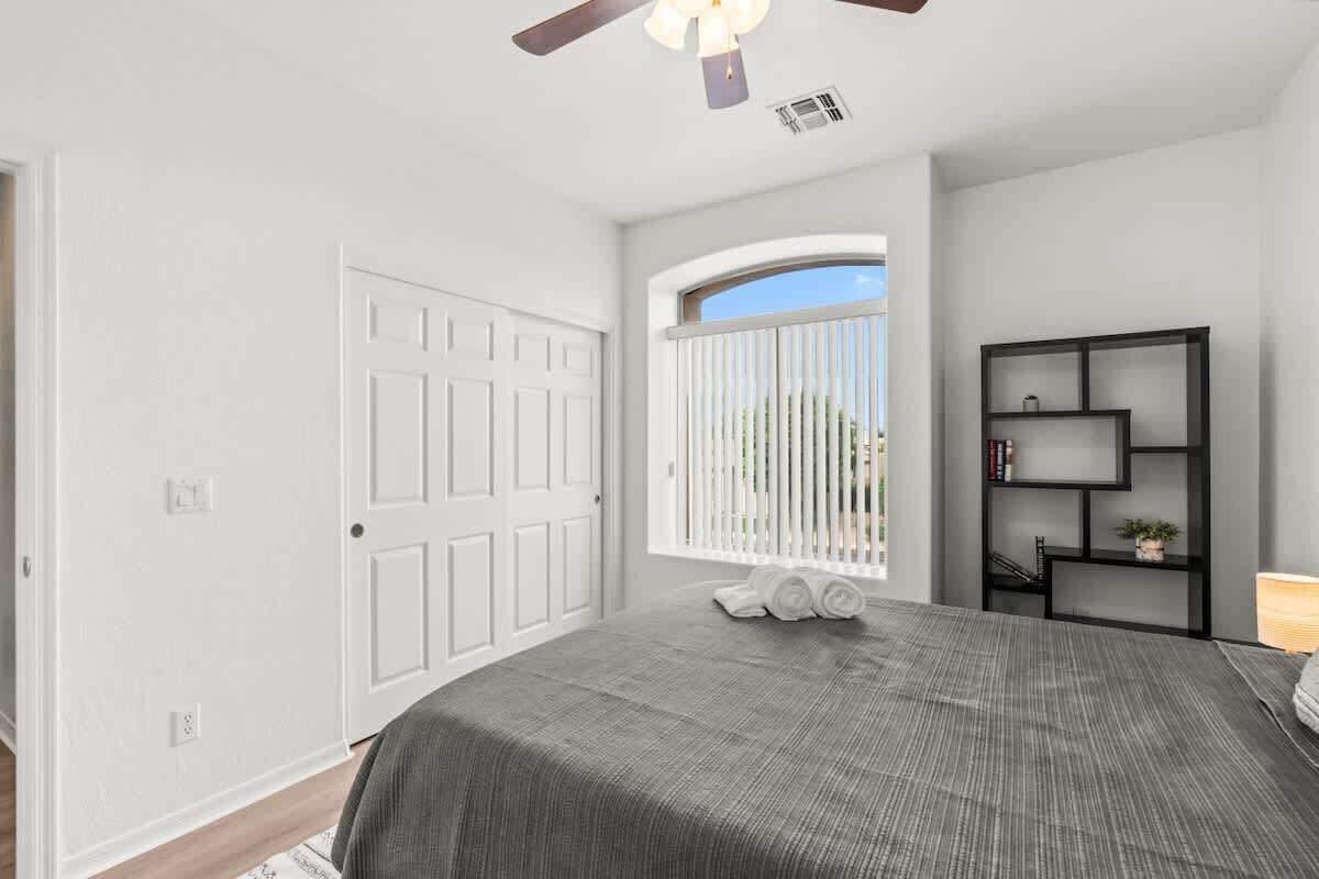 5 bedrooms, iron/ironing board, WiFi