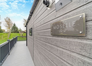 Eine Holzwand mit einer Tafel, auf der 'MOSELLE Lodge 42 x 14 - 2B SWIFT' steht.