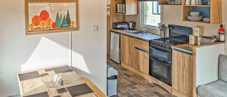 Kylskåp, ugn, spishäll och brödrost