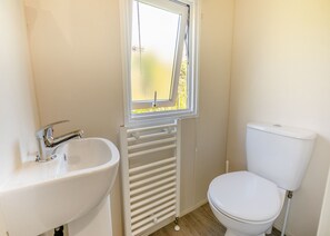 Bathroom - Exmoor View 2 Bed Holiday Caravan – Woody Bay (Lynton)