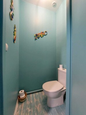 Shower, hair dryer, towels, shampoo - Appartement Complet au 2ème Étage de la Maison des Propriétaires (Grand-Couronne)